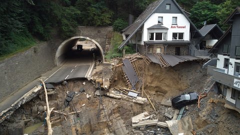 Die Bundesstraße, die durch das Ahrtal führt, ist hinter einem Tunnel durch die Flut weggerissen worden