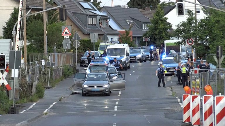 Die Polizei hat an einem Bahnübegang in Bonn vier mutmaßliche Geldautomatensprenger festgenommen.