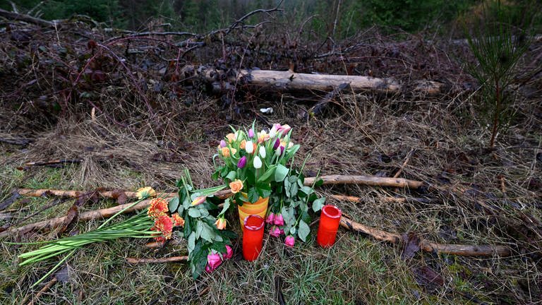 Blumen und Kerzen wurden am Fundort des ermordeten Mädchens Luise aus Freudenberg niedergelegt.