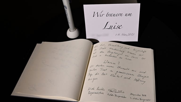 In der evangelischen Kirche von Freudenberg liegt ein Kondolenzbuch für das getötete Mädchen Luise aus (Foto: picture-alliance / Reportdienste, picture alliance/dpa | Roberto Pfeil)