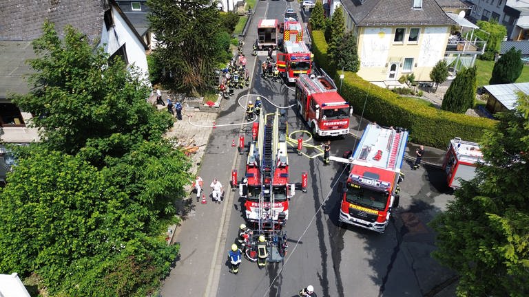 Feuerwehreinsatz in Westerburg mit einer Toten. Bei einem Brand ist ein 13-jähriges Mädchen gestorben. (Foto: Feuerwehren VG Westerburg)