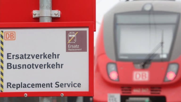 Blick auf einen Zug der Deutschen Bahn im Zusammenhang mit einem Schild das auf einen möglichen Ersatzverkehr hinweist.  (Foto: IMAGO, BildFunkMV)
