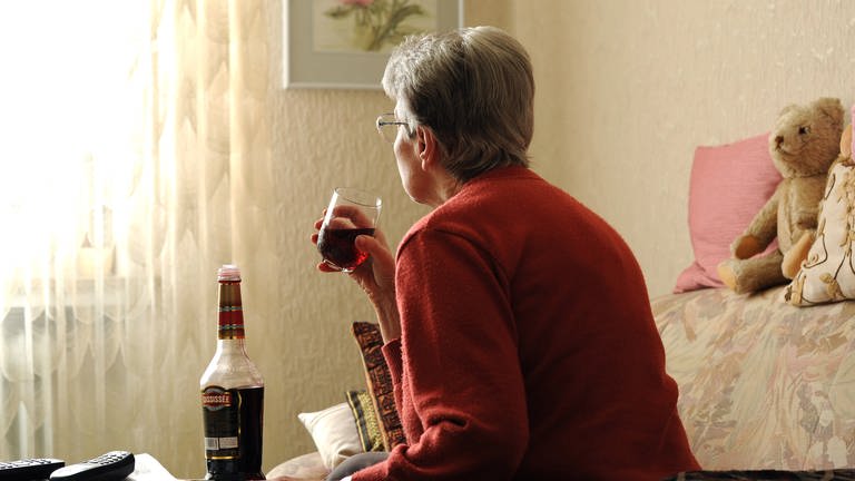Alkohol und Tabletten, warum die Suchtgefahr für ältere Menschen groß ist.