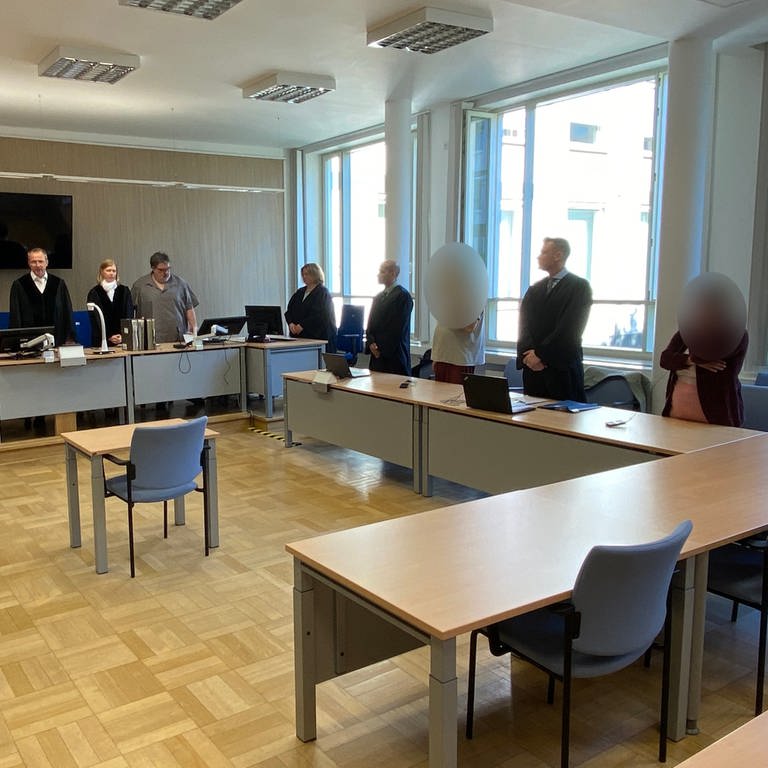 Landgericht Koblenz mit Richter, Anwälten und Angeklagten beim Prostituiertenmordprozess