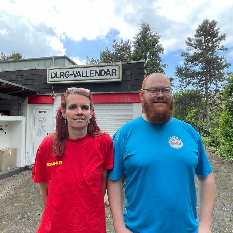 DLRG-Vallendar-Vorsitzende Andrea Bomm und Schwimmkursorganisator Marius Wetzel vor ihrem geschlossenen Vereinsheim.