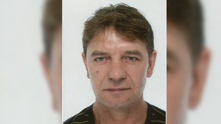 Ein Mann mit dunklen Haaren schaut in die Kamera. Die Polizei hat ein Foto des Tatverdächtigen veröffentlicht. Alexander Meisner soll aus dem Nachbarort stammen, er wird weiterhin gesucht.