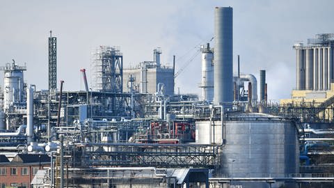Industrieanlagen des Chemiekonzerns BASF stehen am Rheinufer auf dem Werksgelände.