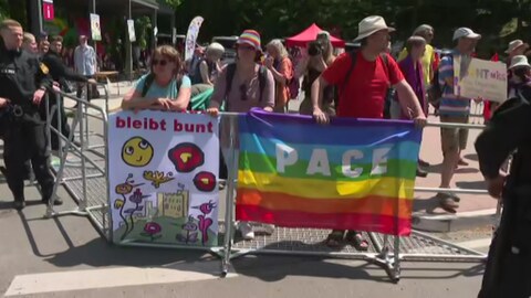 Rund 100 Gegendemonstranten waren nach Neustadt zur Kundgebung ans Hambacher Schloss gekommen. (Foto: SWR) Rund 100 Gegendemonstranten waren nach Neustadt zur Kundgebung ans Hambacher Schloss gekommen.