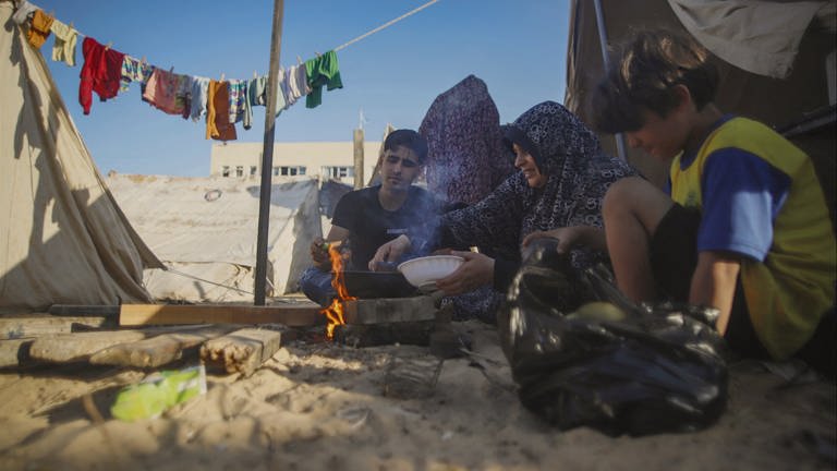 Flüchtlinge in einem Zeltlager  (Foto: picture-alliance / Reportdienste, picture alliance / abaca | Habboub Ramez/ABACA)