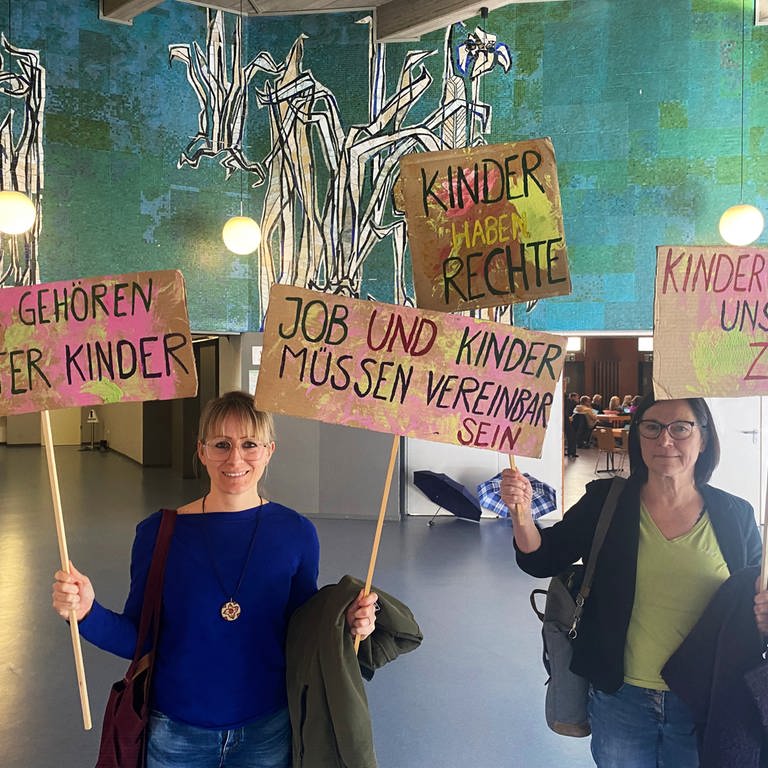 Christiane Huber und Liselotte Seibert von der "Elterninitiative Betreuungsnotstand Ludwigshafen" demonstrieren vor dem Jugendhilfeausschuss