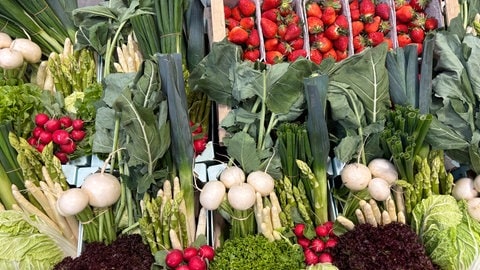 Erdbeeren, Lauch und Salat beim Pfalzmarkt in Mutterstadt (Foto: SWR) Erdbeeren, Lauch und Salat beim Pfalzmarkt in Mutterstadt