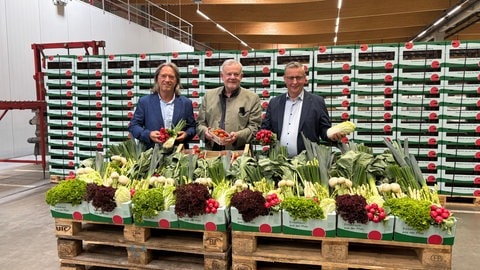 Aufsichtsratsvorsitzende von Pfalzmarkt eG Christian Deyerling und die  Pfalzmarkt-Vorstände Hans-Jörg Friedrich (Bildmitte) und Reinhard Oerther vor den Erntekörbchen