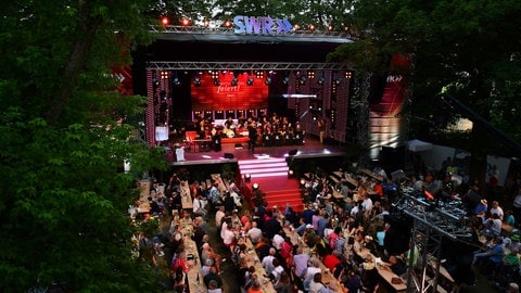 Die SWR-Bühne beim Rheinland-Pfalz-Tag in Bad Ems (Rhein-Lahn-Kreis) von oben. Bei der 38. Ausgabe des Landesfests 2025 in Neustadt wird der SWR den Musiker Nik Kershaw auf seine Bühne laden. (Foto: Kristina Schäfer) Die SWR-Bühne beim Rheinland-Pfalz-Tag in Bad Ems (Rhein-Lahn-Kreis) von oben. Bei der 38. Ausgabe des Landesfests 2025 in Neustadt wird der SWR den Musiker Nik Kershaw auf seine Bühne laden.