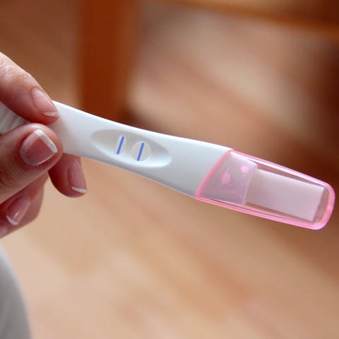 Positiver Schwangerschaftstest (Foto: dpa Bildfunk, picture alliance/dpa/dpa-tmn | Mascha Brichta)