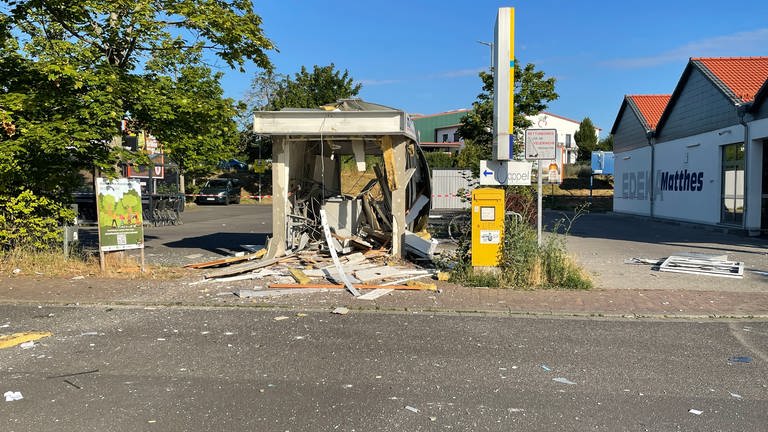 Der Geldautomat der Volksbank, der neben dem Edeka-Markt in Mainz-Drais stand, wurde am 5. Juli 2022 in die Luft gesprengt. Die Polizei ermittelt. Die Täter konnten eine unbestimmte Menge Geld klauen.