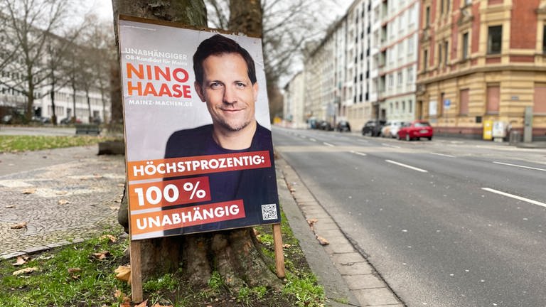 Ein Wahlplakat des unabhängigen Kandidaten Nino Haase für die Mainzer OB-Wahl.