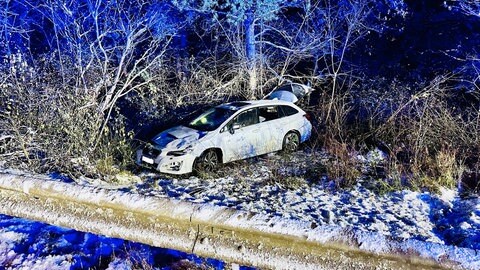 Ein Auto hat bei Schneeglätte auf der A60 bei Heidesheim eine Massenkarambolage verursacht. (Foto: Pressestelle, Feuerwehr Mainz) Ein Auto hat bei Schneeglätte auf der A60 bei Heidesheim eine Massenkarambolage verursacht.