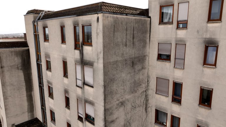 Die Wohnanalge von außen, die weißen Wände sind schwarz vor Dreck: Immobiliengesellschaft hat Häuser in Mainz vergammeln lassen