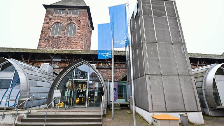 Das Museum in Worms mit einer blauen Fahne und der Schrift Nibelungenmuseum