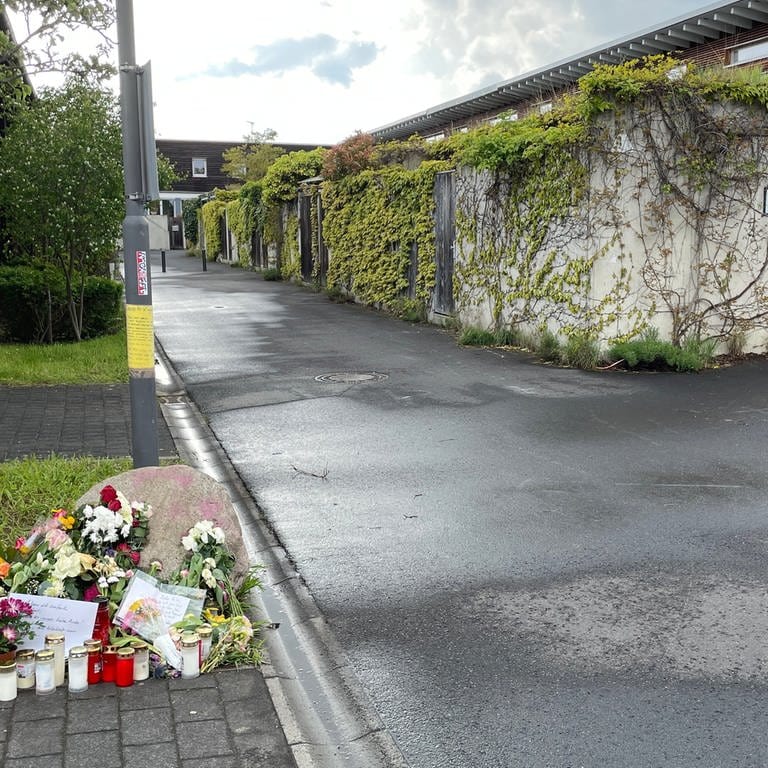 Das ist die Stelle in Mainz-Gonsenheim, wo die Radfahrerin von dem Auto überrollt wurde und gestorben ist. 