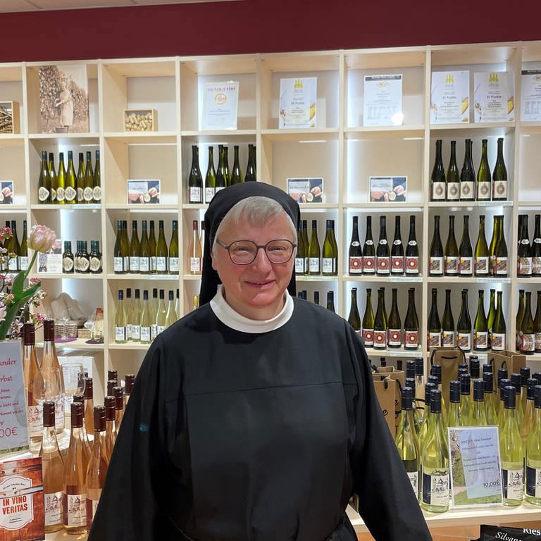 Schwester Thekla steht vor einigen Weinregalen: Nonnen der Abtei Sankt Hildegard in Rüdesheim bauen eigenen Wein an