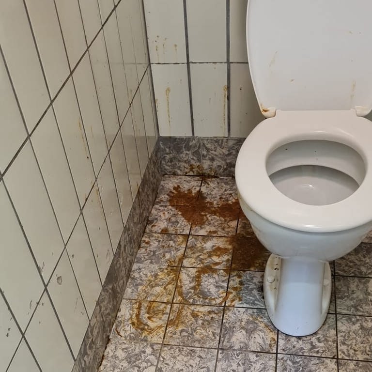 Eine verschmutzte öffentliche Toilette in Bad Kreuznach.