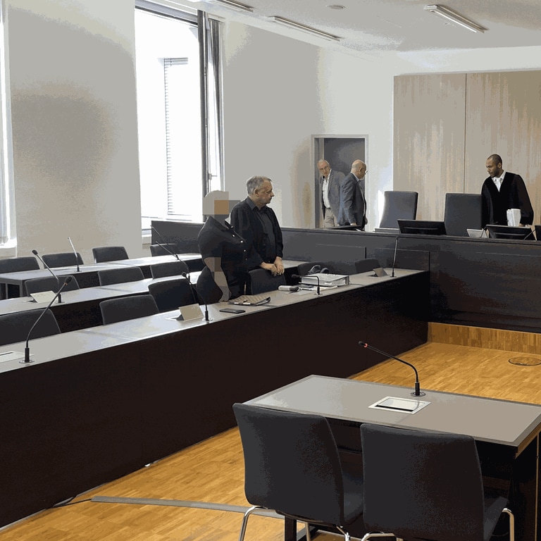 Die Angeklagte im Gerichtssal: Halbe Million Euro weg - Prozess gegen mutmaßliche Heiratsschwindlerin in Wiesbaden