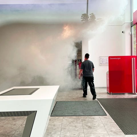 In dem Vorrausm der Sparkasse Rhein-Nahe hüllt ein rauchartiger Nebel den Geldautomaten ein. Das soll Geldautomaten-Sprenger abhalten. (Foto: SWR, Sibylle Jakobi)