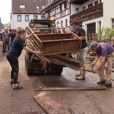 Am Tag nach den Überschwemmungen in Kirn-Sulzbach packen viele freiwillige Helferinnen und Helfer beim Aufräumen mit an.