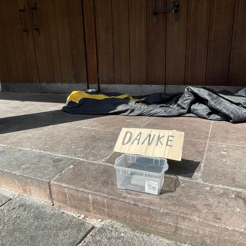 In Eingängen von Läden suchen viele Obdachlose Schutz vor der Sonne - wie hier in der Trierer Fußgängerzone.  (Foto: SWR, Christian Altmayer)
