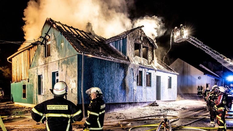 Feuerwehrleute bei einem Hausbrand in Birkenfeld - die Feuerwehren im Landkreis Birkenfeld suchen dringend Nachwuchs