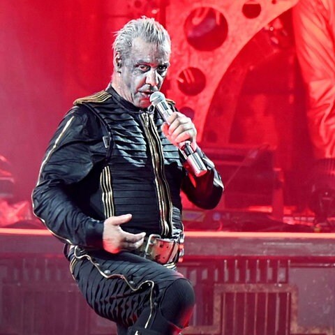 Der Frauennotruf Trier fordert die Absage des Konzerts von Rammstein-Frontsänger Till Lindemann. Hintergrund sind die Vorwürfe wegen sexueller Übergriffe gegen ihm.  (Foto: dpa Bildfunk, picture alliance/dpa | Malte Krudewig)