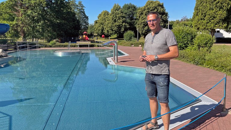 Schwimmmeister Frank Falkner steht vor einem der drei Becken im Freibad Saarburg. Wie viele andere Freibäder haben auch die Freibäder in der Verbandsgemeinde Saarburg-Kell mit Personalmangel zu kämpfen. 