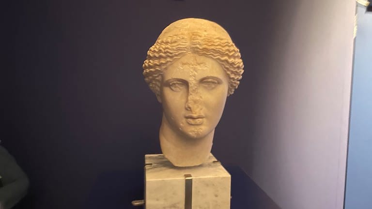 Ein Highlight der Landesausstellung im Rheinischen Landesmuseum: Ein Marmor-Kopf einer Aphrodite aus dem Archäologischen Nationalmuseum Athen.  (Foto: SWR)