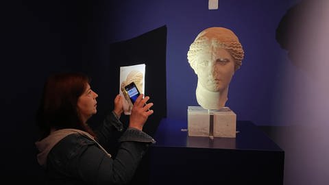 Eine Kurierin des griechischen Nationalmuseums begutachtet den Kopf der Aphrodite nach seiner Ankunft im Rheinischen Landesmuseum Trier. (Foto: SWR)