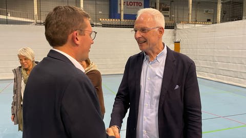CDU-Kandidat Michael Molitor (links) gratuliert dem Wahlsieger Wolfram Leibe. (Foto: SWR, Marc Steffgen)