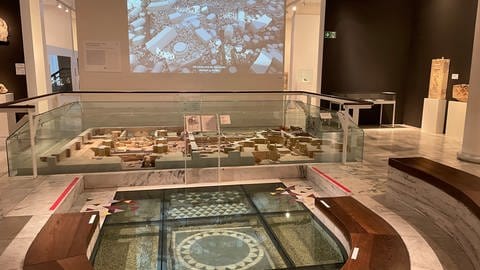 Landesausstellung "'Der Untergang des Römischen Reiches" in Trier zeigt Mosaikboden des Trierer Doms zur Römerzeit. (Foto: SWR)
