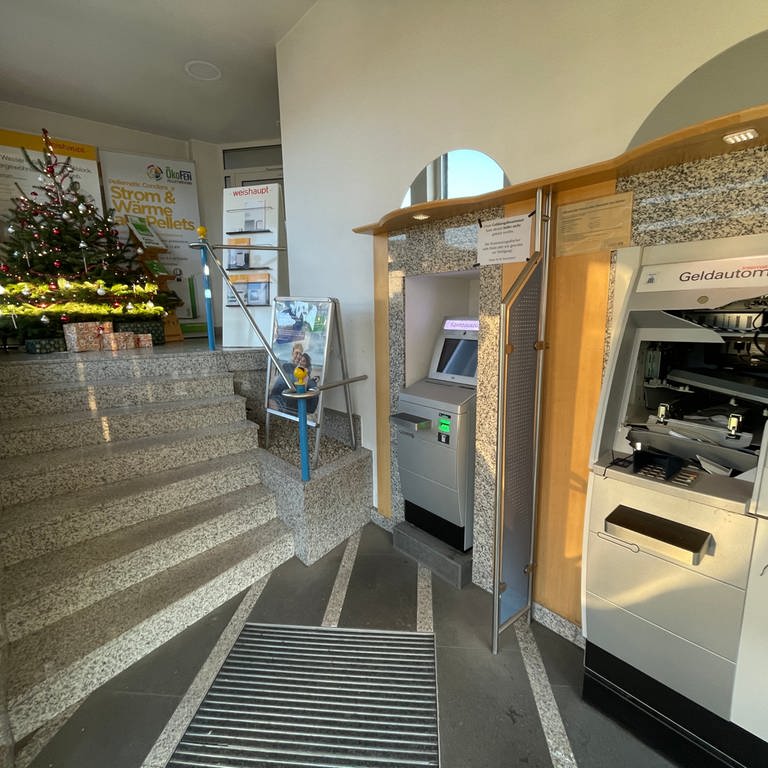 Unbekannte haben einen Geldautomaten in Oberstadtfeld im Vulkaneifelkreis gesprengt.