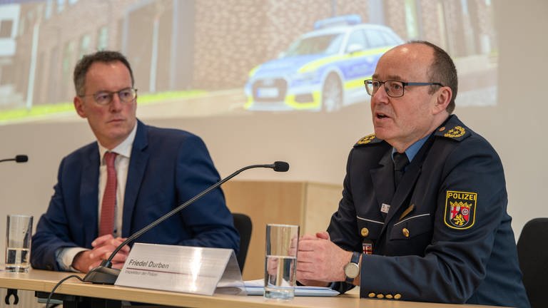 Der Inspekteur der rheinland-pfälzischen Polizei, Friedel Durben (r) und der rheinland-pfälzische Innenminister Michael Ebling (SPD) 