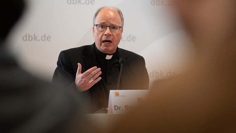 Ist der Trierer Bischof Ackermann Opfer einer Frau, die von einem Priester missbraucht wurde?  (Foto: picture alliance/dpa | Sebastian Gollnow)