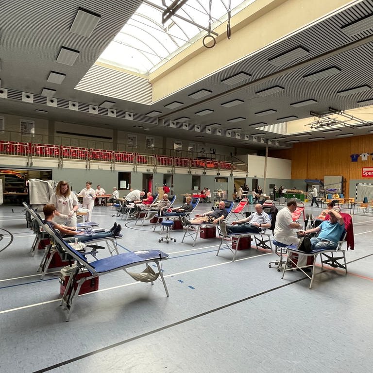 Mehrere Menschen sind dabei bei der Blutspendeaktion in Igel nahe Trier.