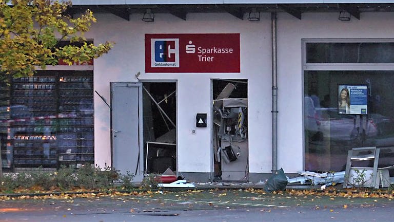 Unbekannte Täter haben in Trier-Schweich einen Geldautomaten in einer Sparkassenfiliale gesprengt.  (Foto: Steil-TV)