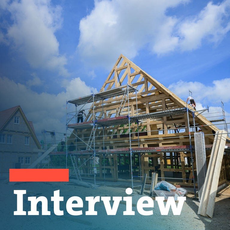 Bildmontage: Baustelle eines Einfamilienhauses aus Holz mit dem Schriftzug Interview