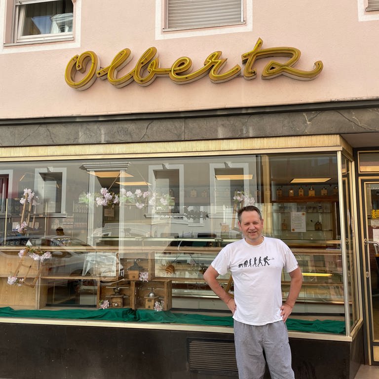Bäcker Fritz Helumt Olbertz vor seiner Bäckerei in Trier - der ältesten Bäckerei in der Stadt.