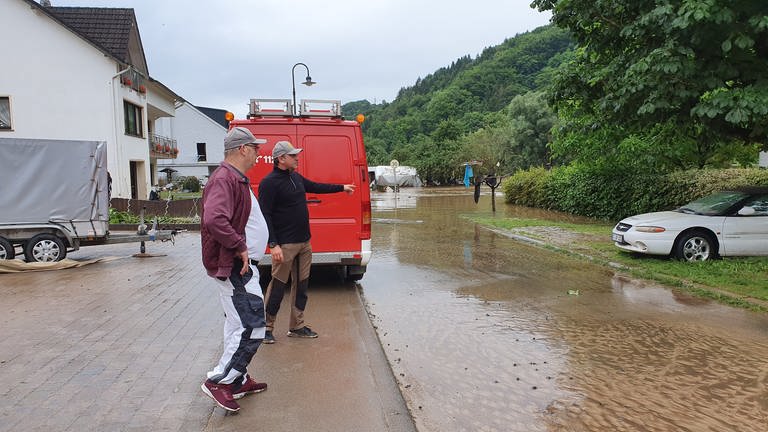 In Metzdorf an der Sauer beginnen die ersten Aufräumarbeiten nach dem Hochwasser.