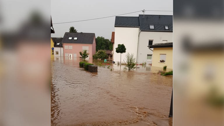 Die Ewerhartstraße in Irrel im Juli 2021 - das Wasser der Prüm hat die Straße geflutet
