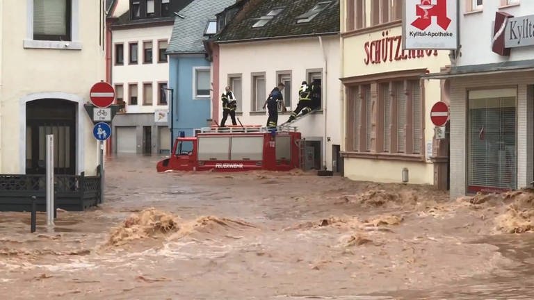 Feuerwehrleute retten Menschen aus dem ersten Stock ihres Hauses in Trier-Ehrang. Bei der Flut im Jahr 2021 mussten viele Menschen ihre Häuser verlassen. Die Katastrophe hat in den Orten in der Eifel großen Schaden angerichtet. (Foto: Feuerwehr Trier Ernst Mettlach)