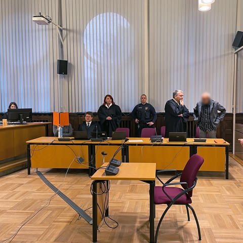 Angeklagte im Gerichtssaal in Koblenz beim Prozess wegen des Vorurfs der Unterstützung einer terroristischen Vereinigung.  (Foto: SWR)