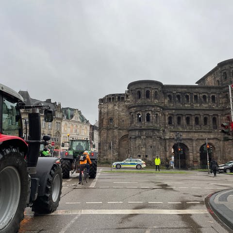 Stundenlang war die Demo von Bauern und Winzern in Trier unterwegs, auch an der Porta Nigra.