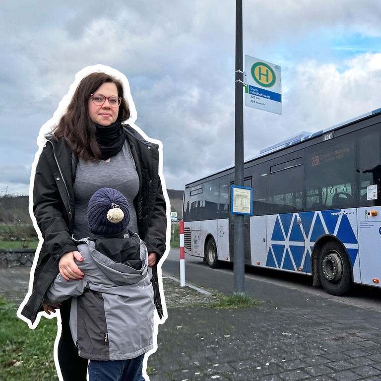 Bildmontage: Frau mit Kind steht an einer Bushaltestelle mit einem wartenden Bus